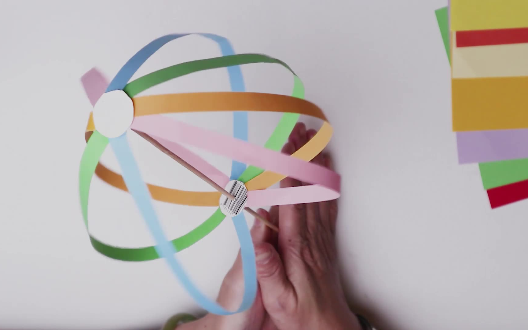 活动  彩色纸条做的旋转彩虹, 转起来像彩虹好看又好玩