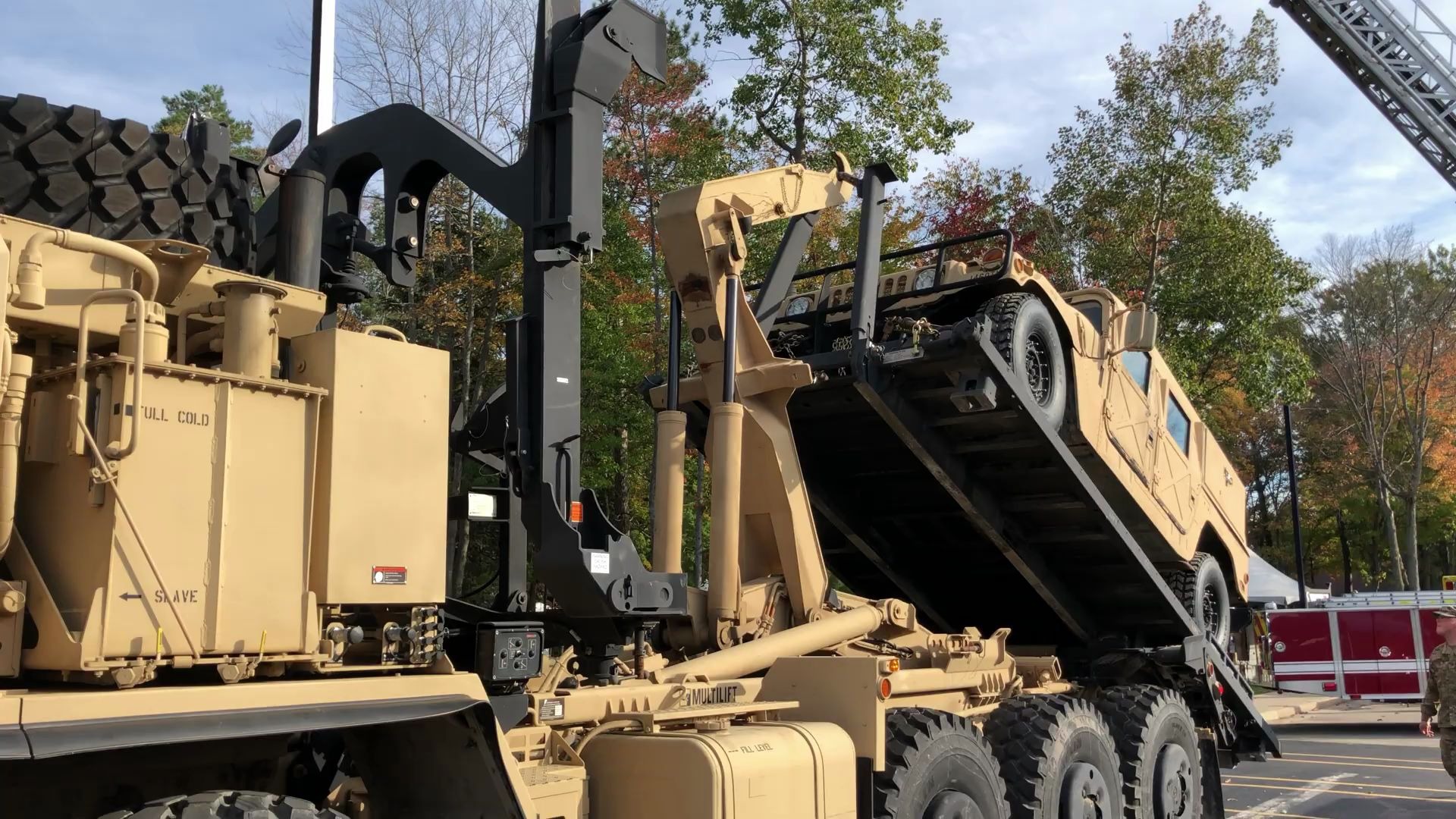 美军m1120卡车如何载运一台悍马