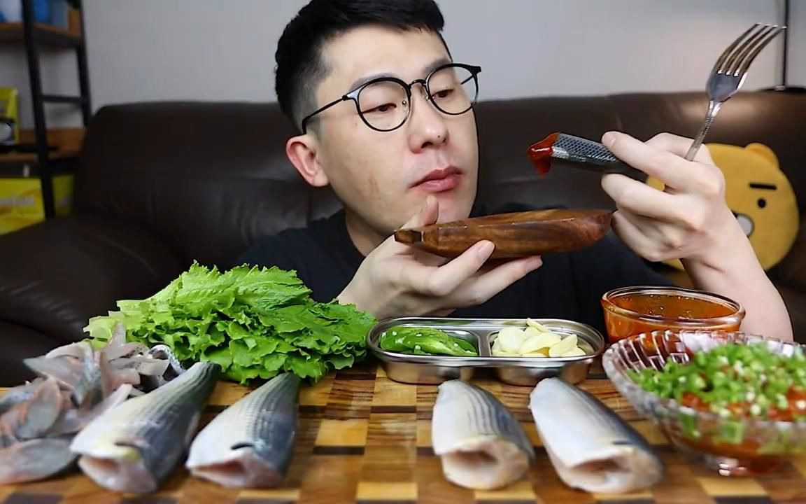 眼镜哥吃货生吃鱼,这嚼嚼声音真好听,快来看看他是怎么吃的吧