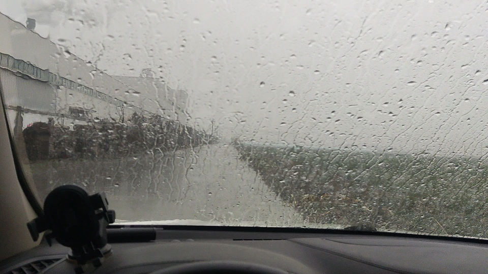 下雨声在车里,外面农田地