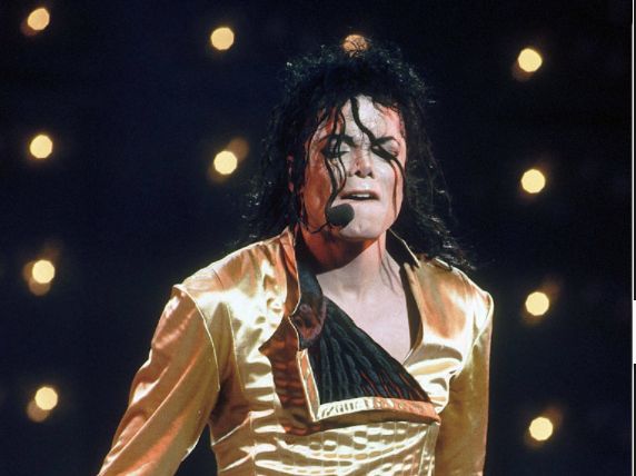 【迈克尔杰克逊】31年前的今天,迈克尔杰克逊在新加坡危险巡演的舞台