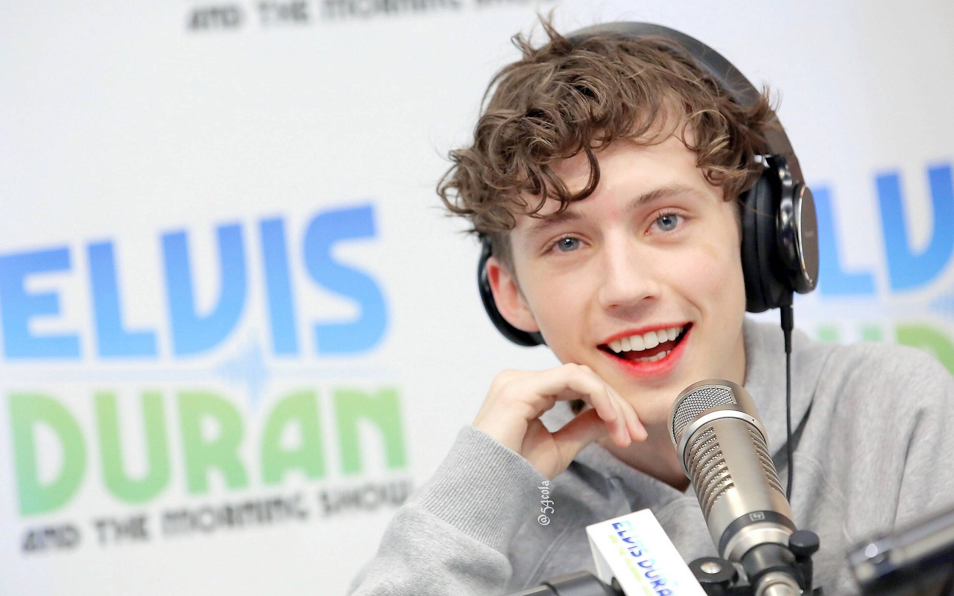 【戳爷】bloom【上海】演唱会现场前排全记录(上) 戳鹅在我面前躺着