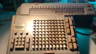 用机械计算器强行除以0，你就会得到意想不到的答案