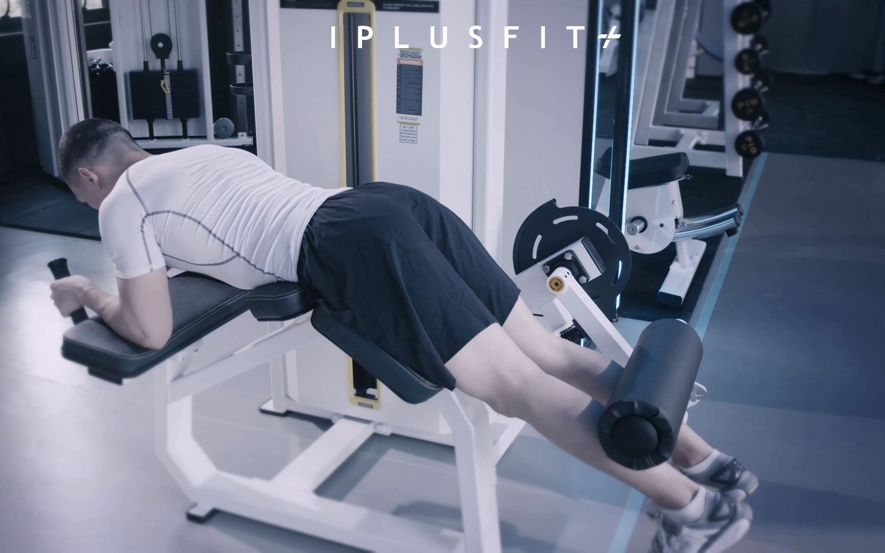 健身动作俯卧屈腿健身器械