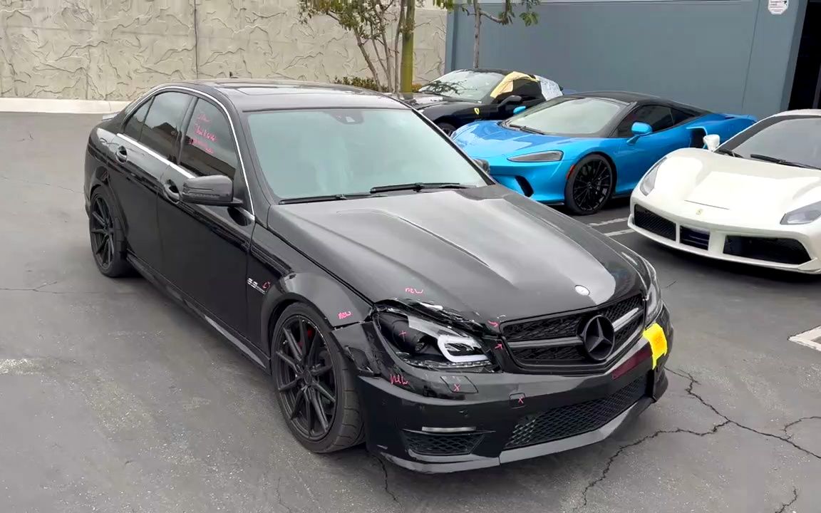 重建前端被撞的2012款梅赛德斯c63 amg