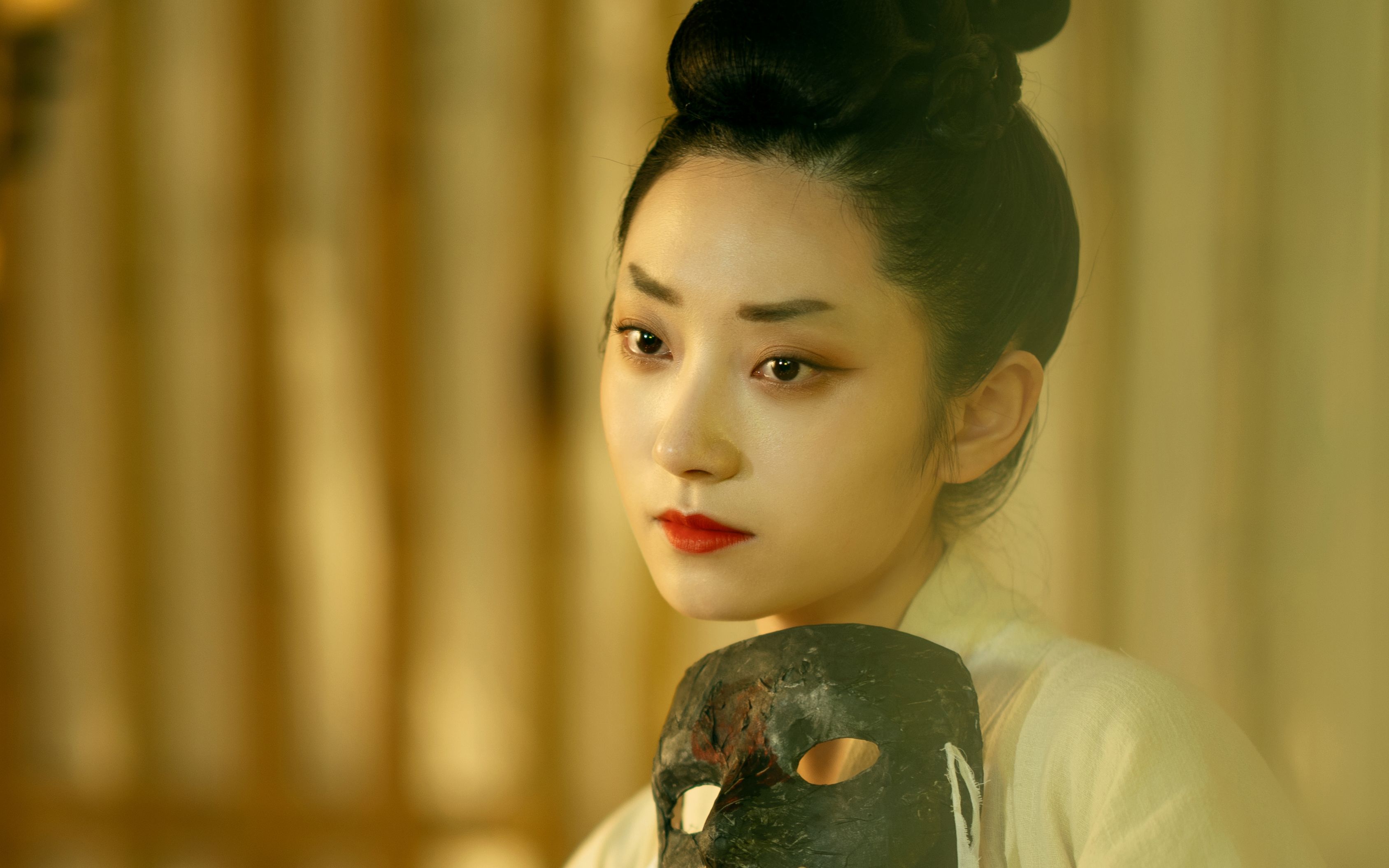 即使世界上所有的人都抛弃他,我不会,爱情不会.——《夜宴》青女仿妆