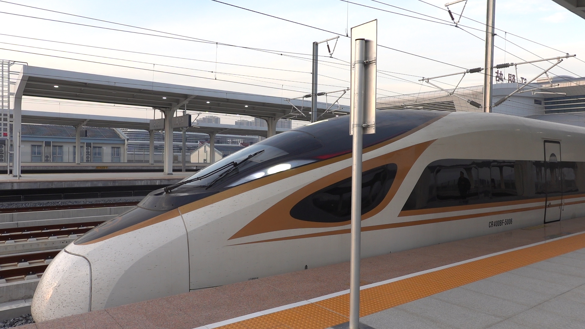 局集团有限公司天津动车客车段天津动车运用所cr400bf-5006江阴站出站