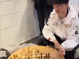 下载视频: Faker和Rekkles下棋，最后李哥获胜