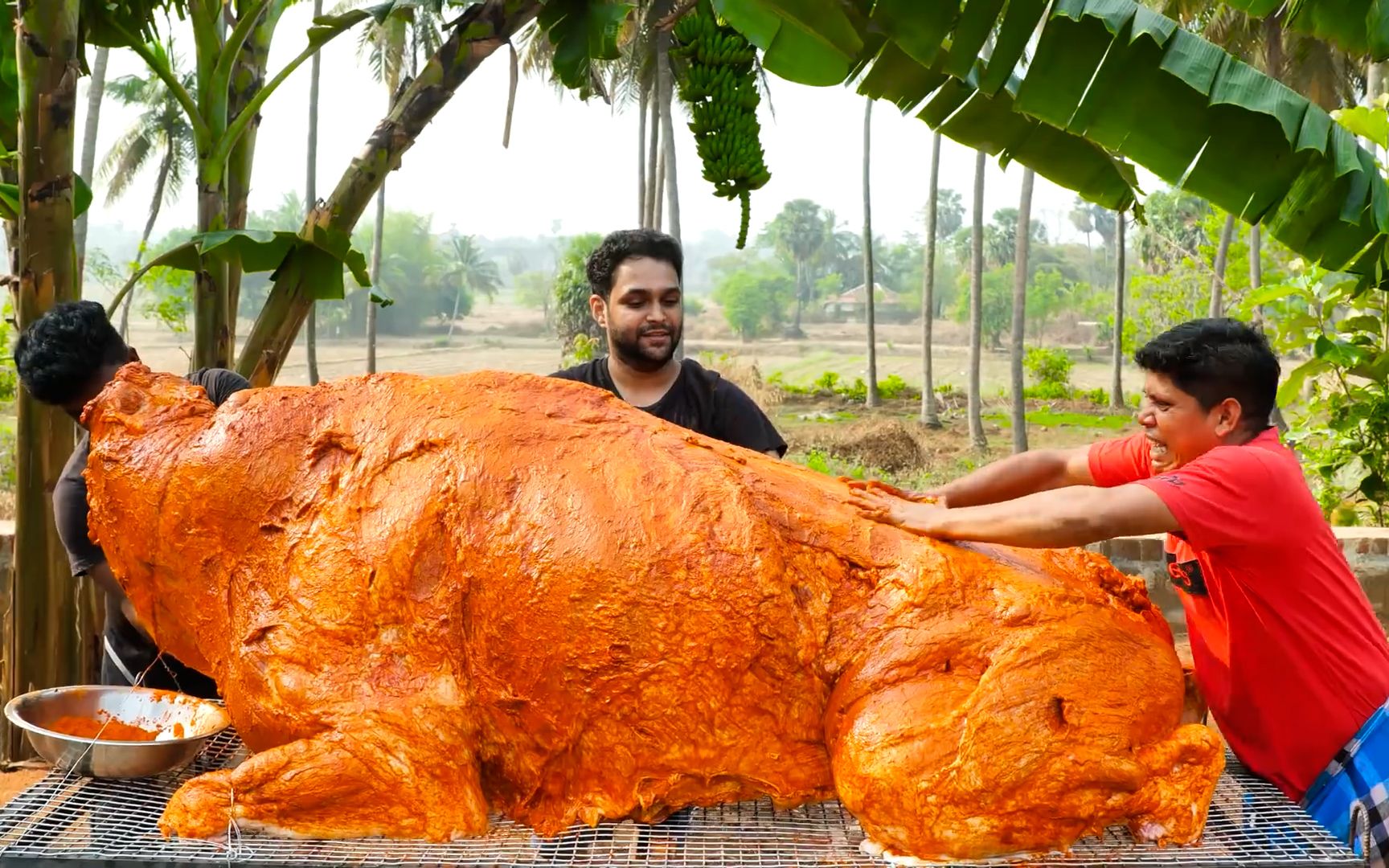印度小伙儿制作烤全牛,把全村的人都招呼过来了