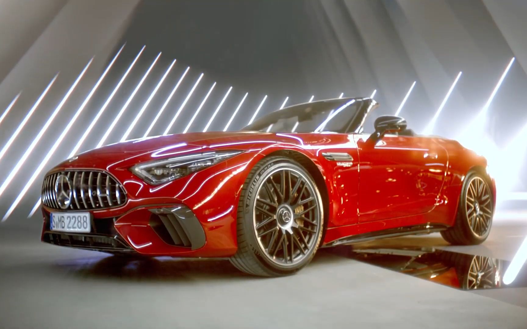 奔驰amg sl跑车:我性能强,篷却很软 (2021年r232美国广告)_哔哩哔哩