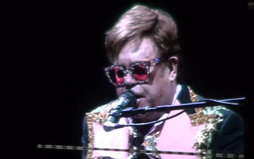 [图]得了肺炎的Elton John在奥克兰Mt Smart Stadium演唱Candle in the wind