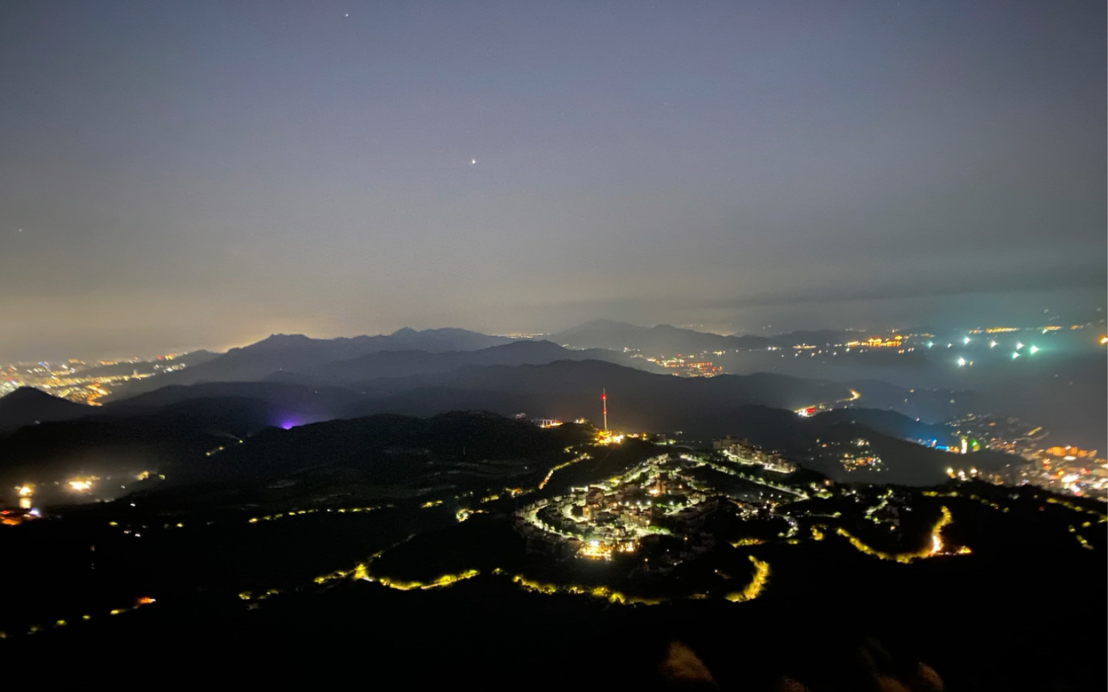 接上回,天黑了还登顶梅沙尖是为了看夜景及完成深圳十峰的打卡
