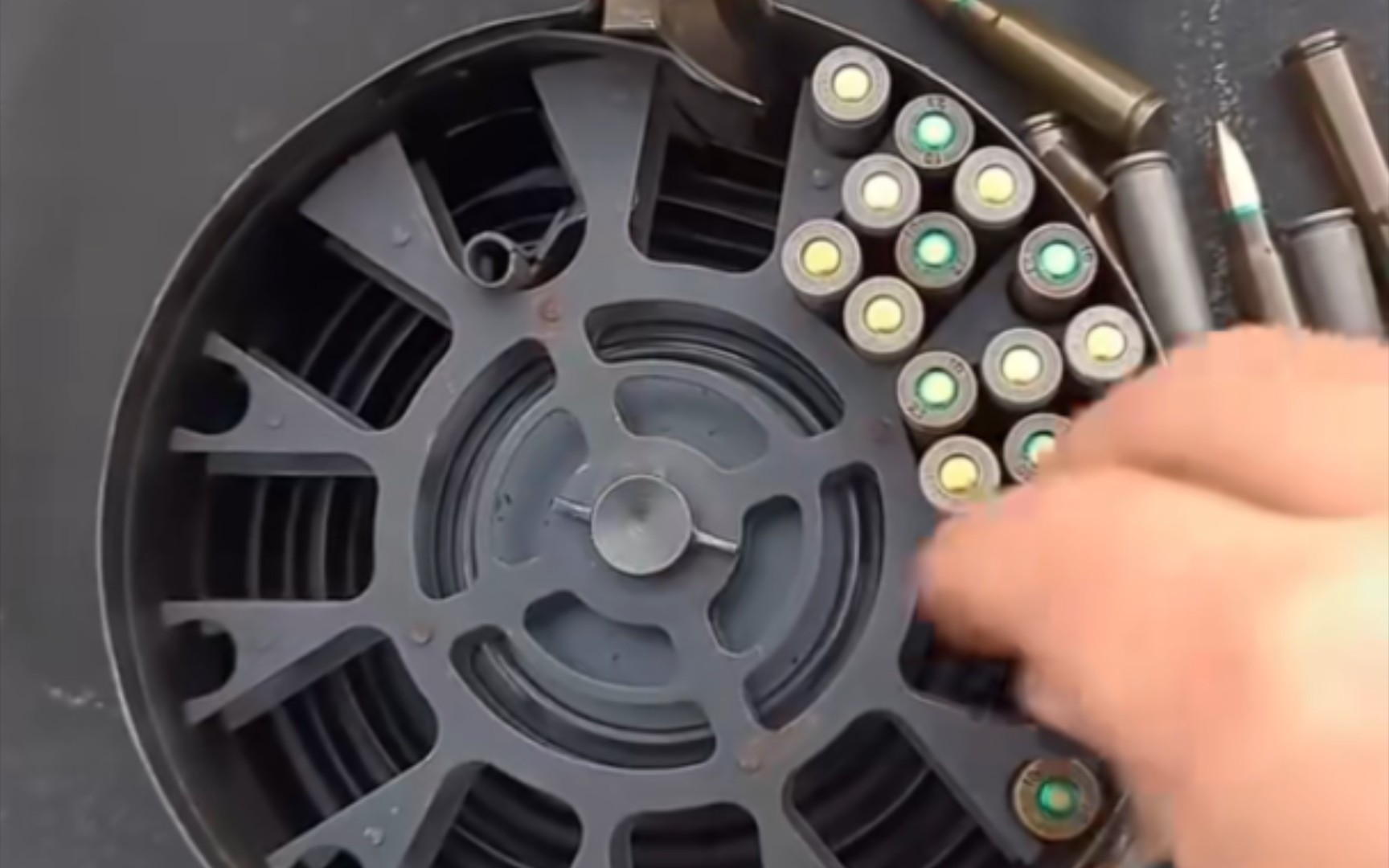 "助眠向"ak弹鼓射击