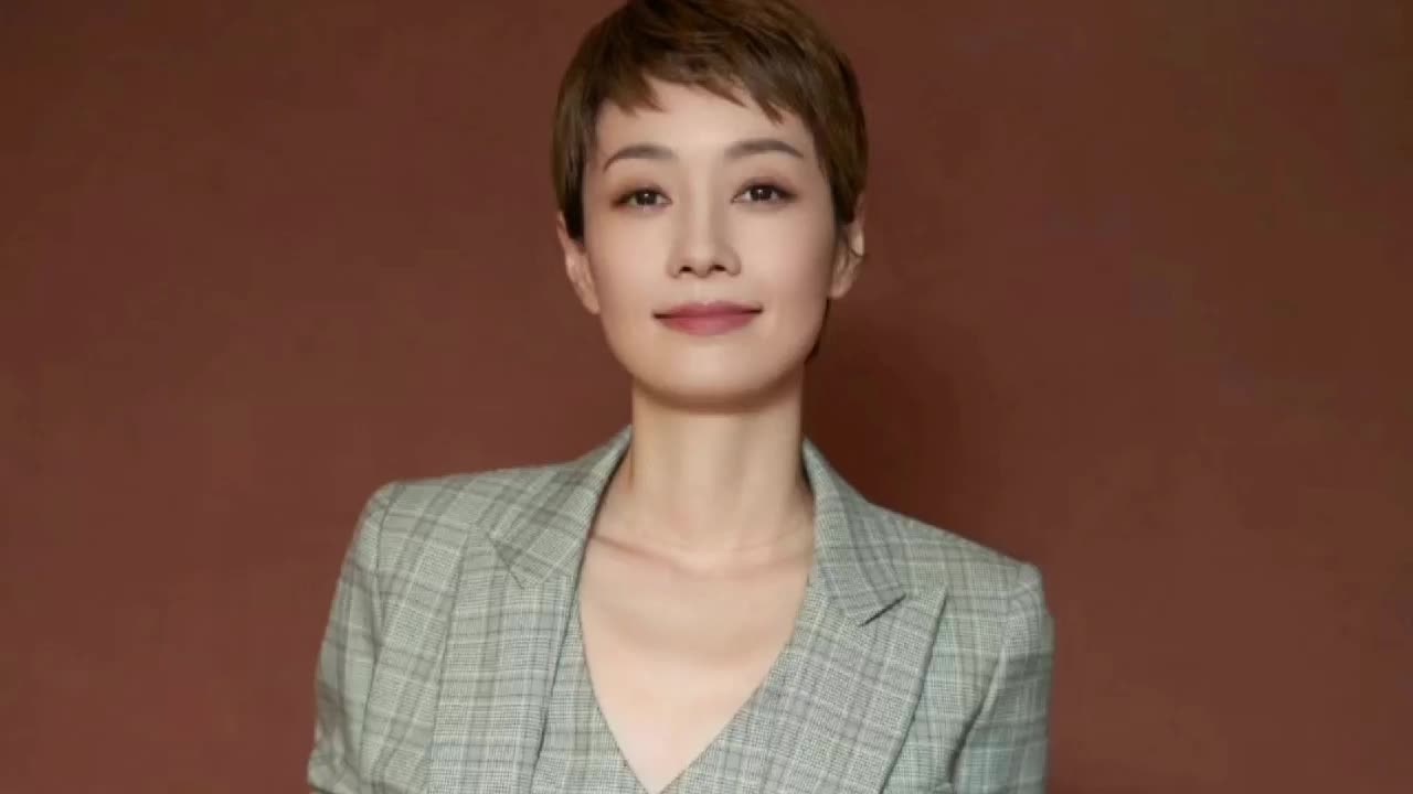 47岁马伊琍出席时装周,身材圆润小肚腩抢镜,近照还撞脸曾轶可