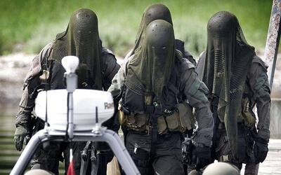 丹麦蛙人?不,其实是西装暴徒