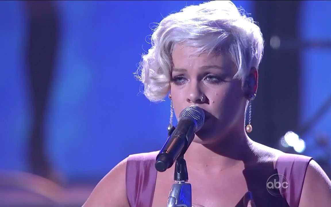 [图]P!nk - Sober Live American Music Awards 2008