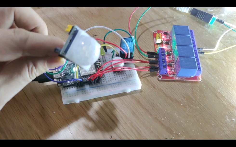 Nodemcu控制四路继电器智能开关,支持人体感应,温湿度,物理开关,支持小爱小度,天猫和siri,支持配网,能修改备密钥哔哩哔哩bilibili