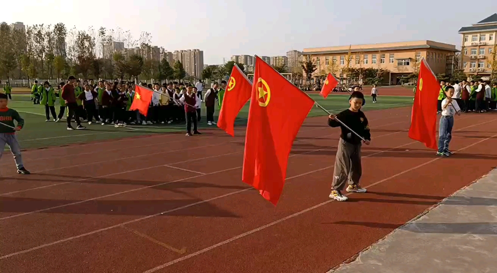 [图]学校运动会，教小家伙们练的舞旗表演