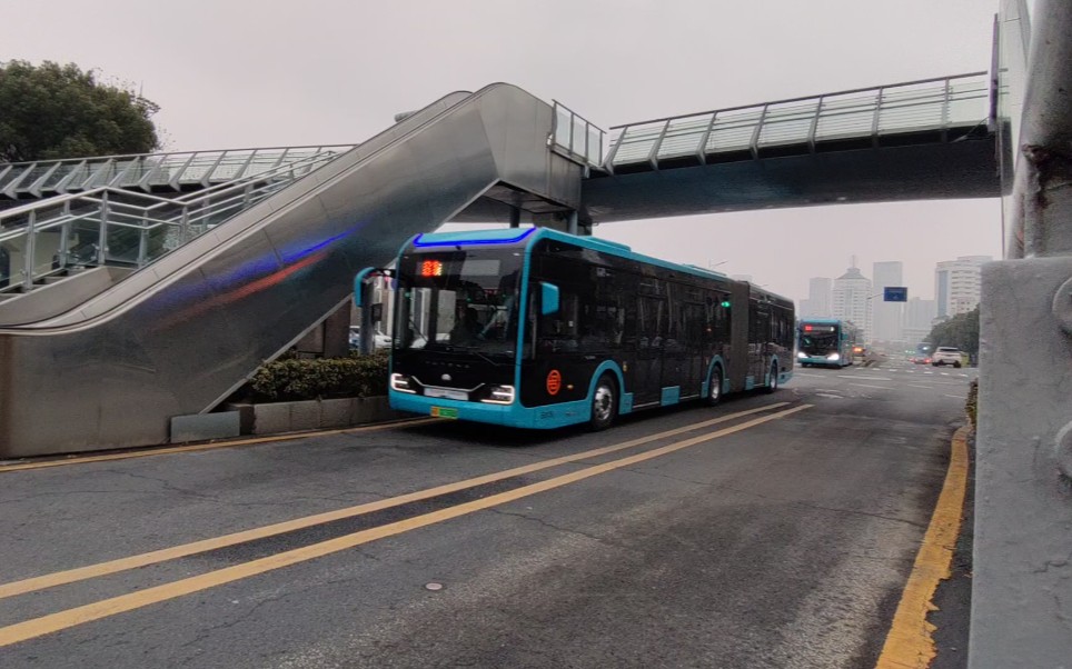 常州首辆宇通u18双开门 西新桥进站