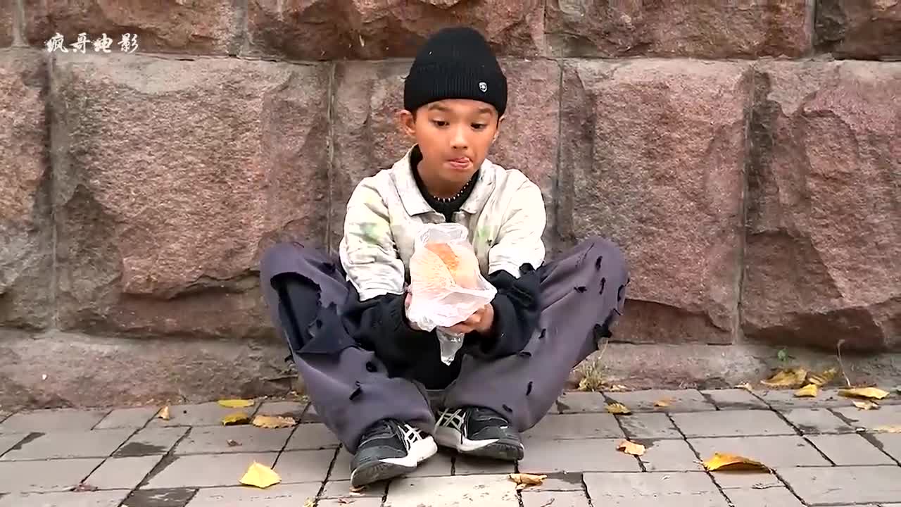 饿肚子的流浪孤儿,却想着帮助别人,他会怎样呢