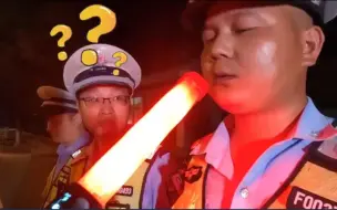 Video herunterladen: 突击检查！夜班交警竟“吹红”酒精测试仪？