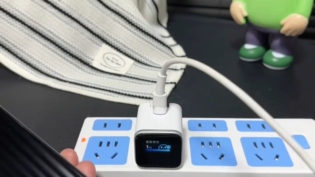 就这款液晶显示快充直接吊打原装充电器了，这么酷炫的充电头谁不