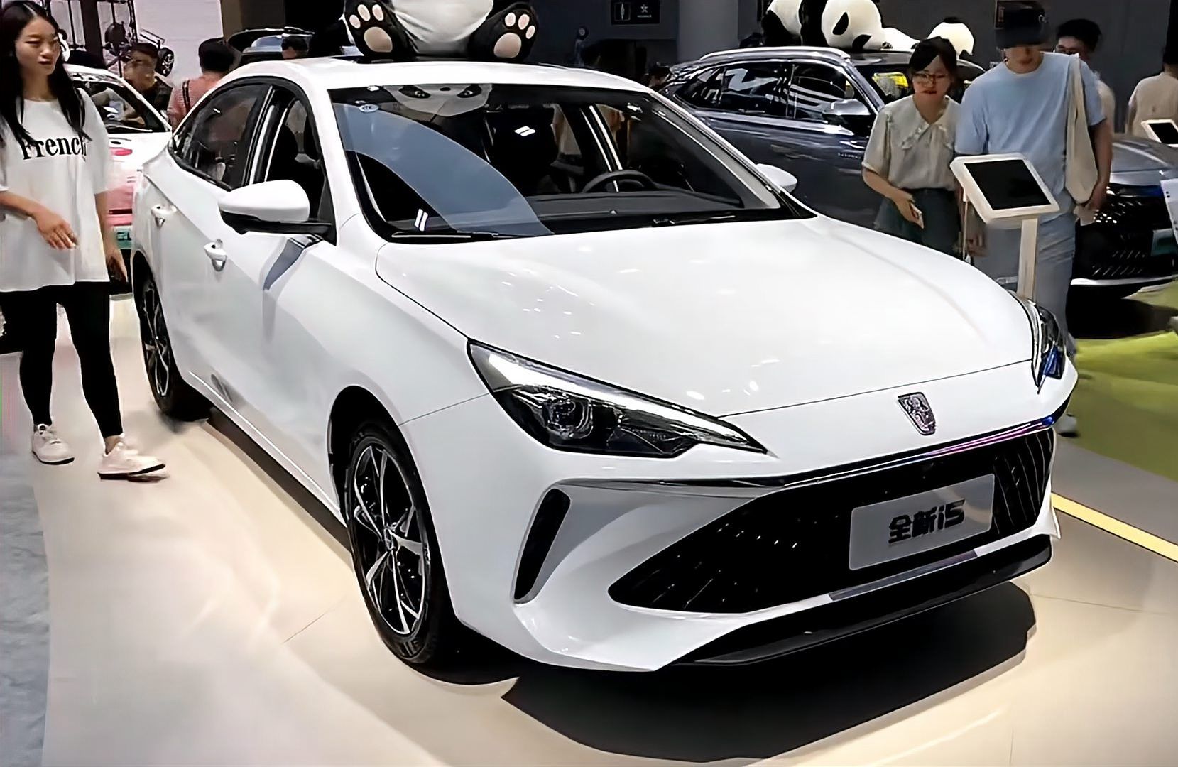 2024款全新荣威i5正式亮相!外观与内饰静态体验后,起售价6.87万