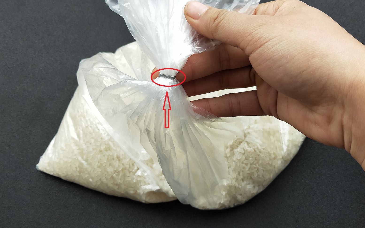 超市袋子上的封口钉,不用指甲抠,1秒钟轻松完整打开,方法真棒_哔哩