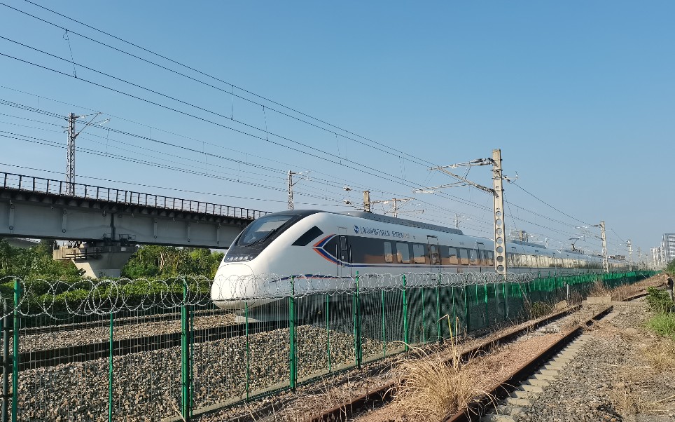 【中国铁路】crh6a0421担当c3621通过沁春路中春路机位