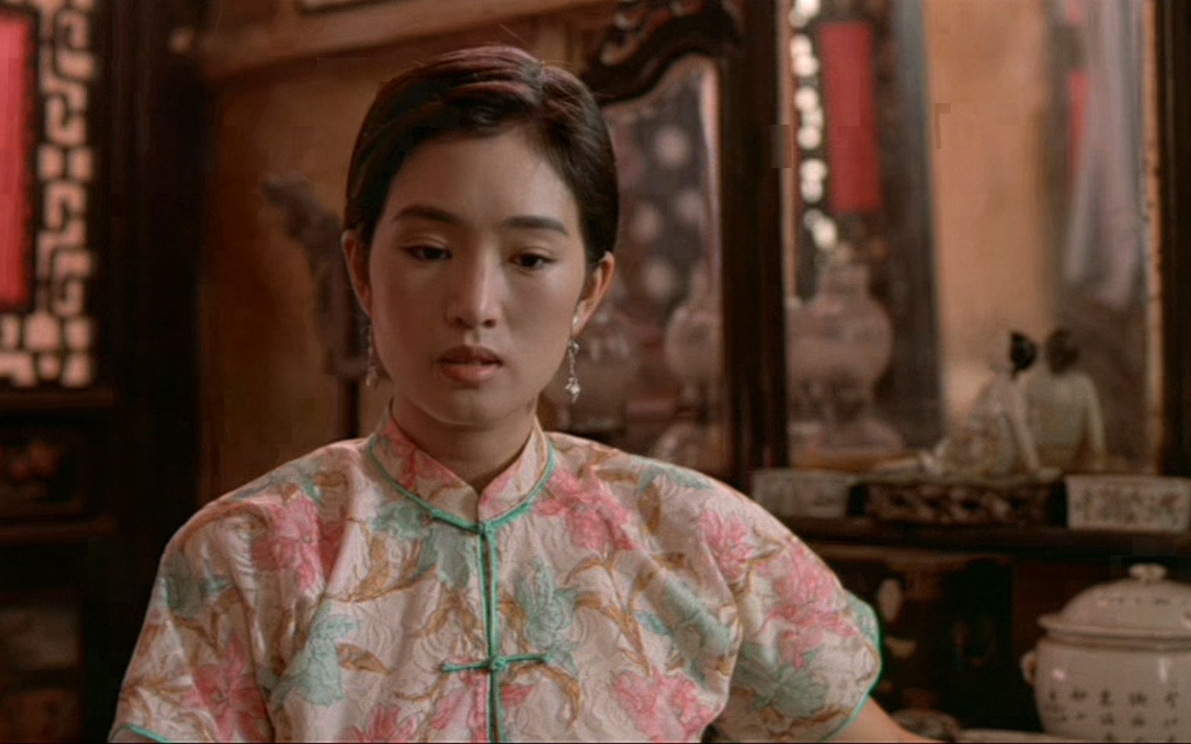 活动作品看张艺谋的第一部电影活着巩俐为他献出青春那时候她很美