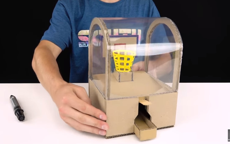 【国外开发脑洞的diy视频】看老外利用纸盒制作一个小时候玩的投篮球