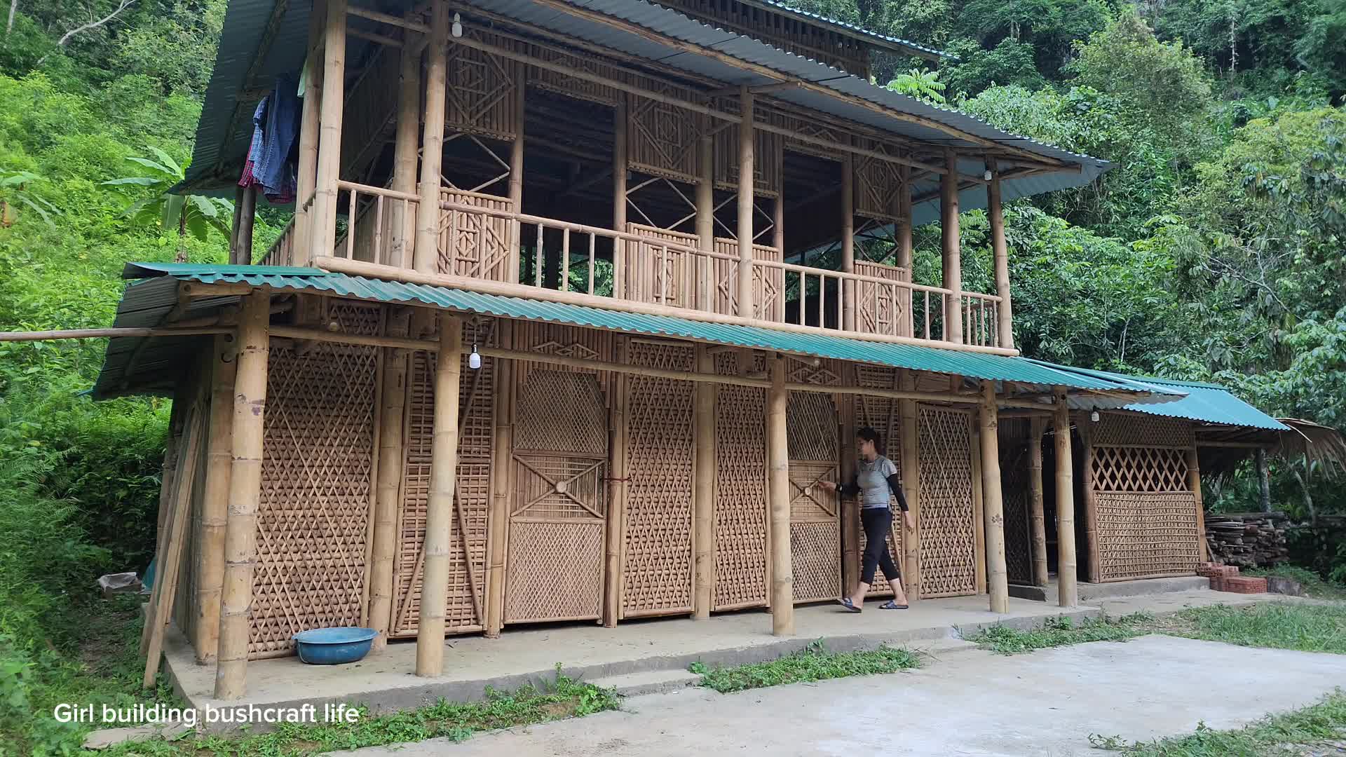 女孩在山里建的双层竹屋,今天为自己建竹子卫生间洗漱,还很实用哔哩哔哩bilibili