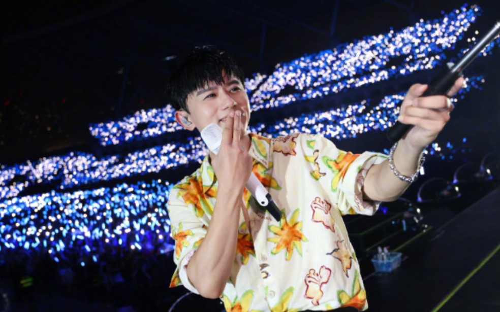 张杰合肥演唱会和粉丝一起大合唱《仰望星空》