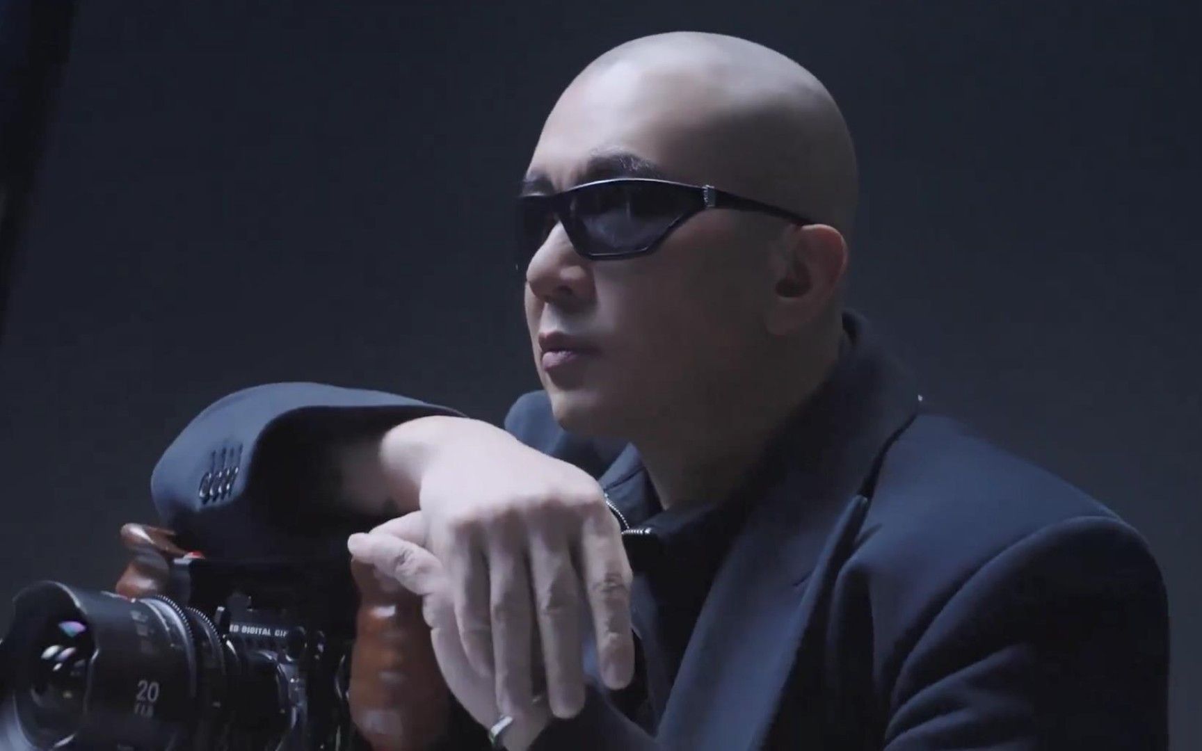 具俊晔最新广告视频曝光!光头戴墨镜装酷,与大s结婚得尽好处