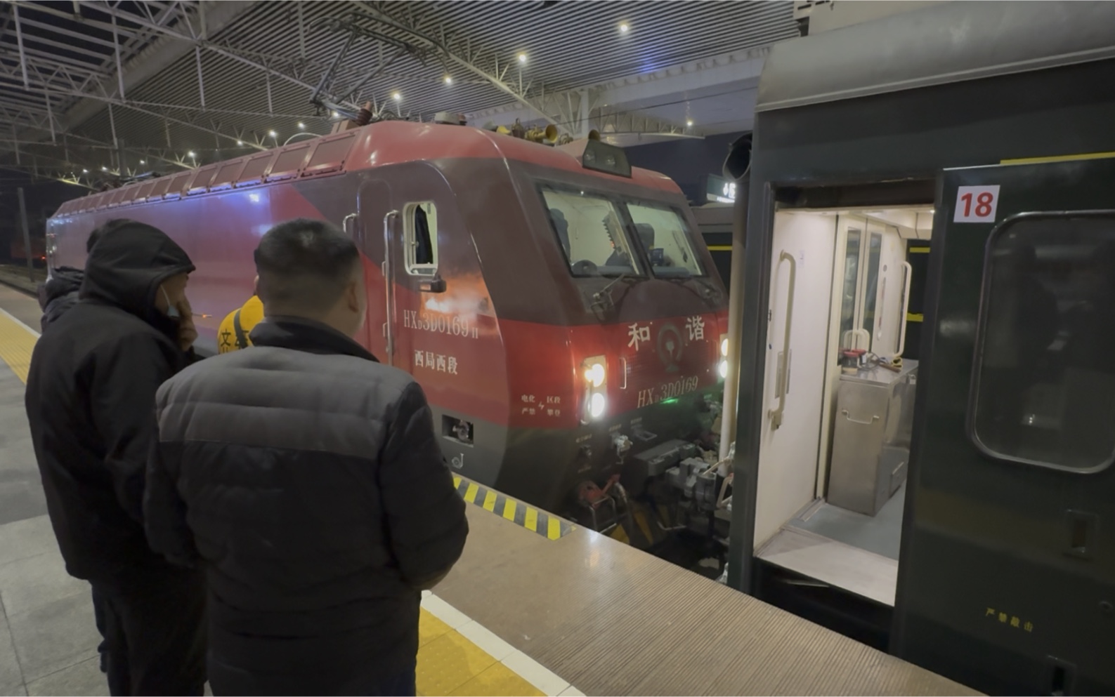 西局西段hxd3d0169徐州站挂车青岛北-成都西z315次直达特快列车