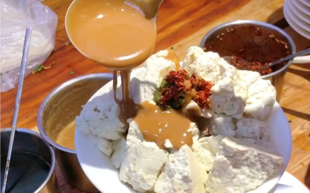 河南美食许昌热豆腐,18一份,浇上韭花酱,辣椒,芝麻酱,你能吃几碗?