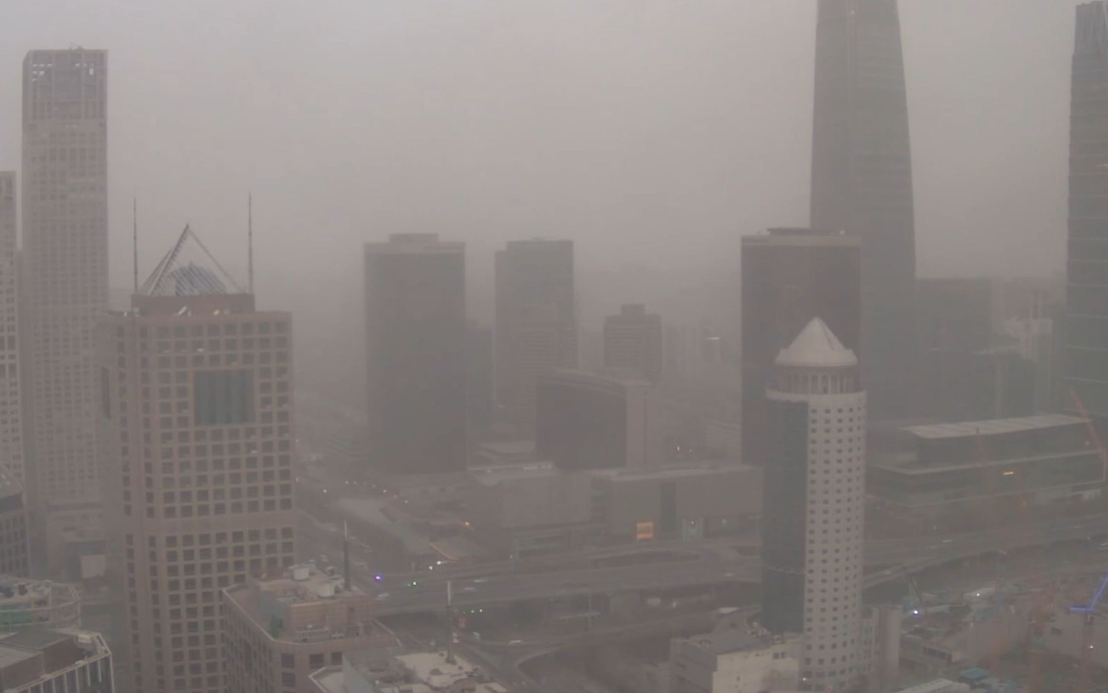 沙尘前部已到达!北京集齐雾霾风雨沙尘天气 空气质量已达中度污染