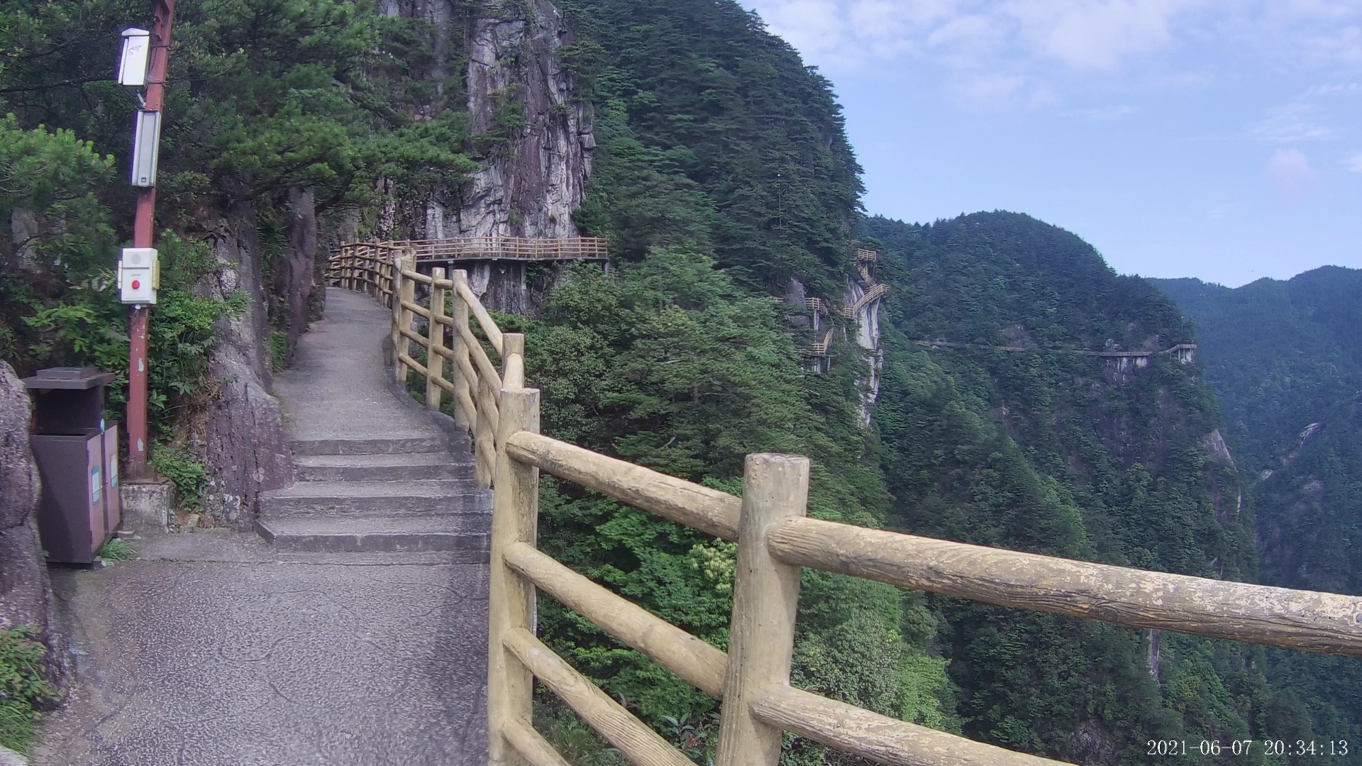 明月山青云栈道图片