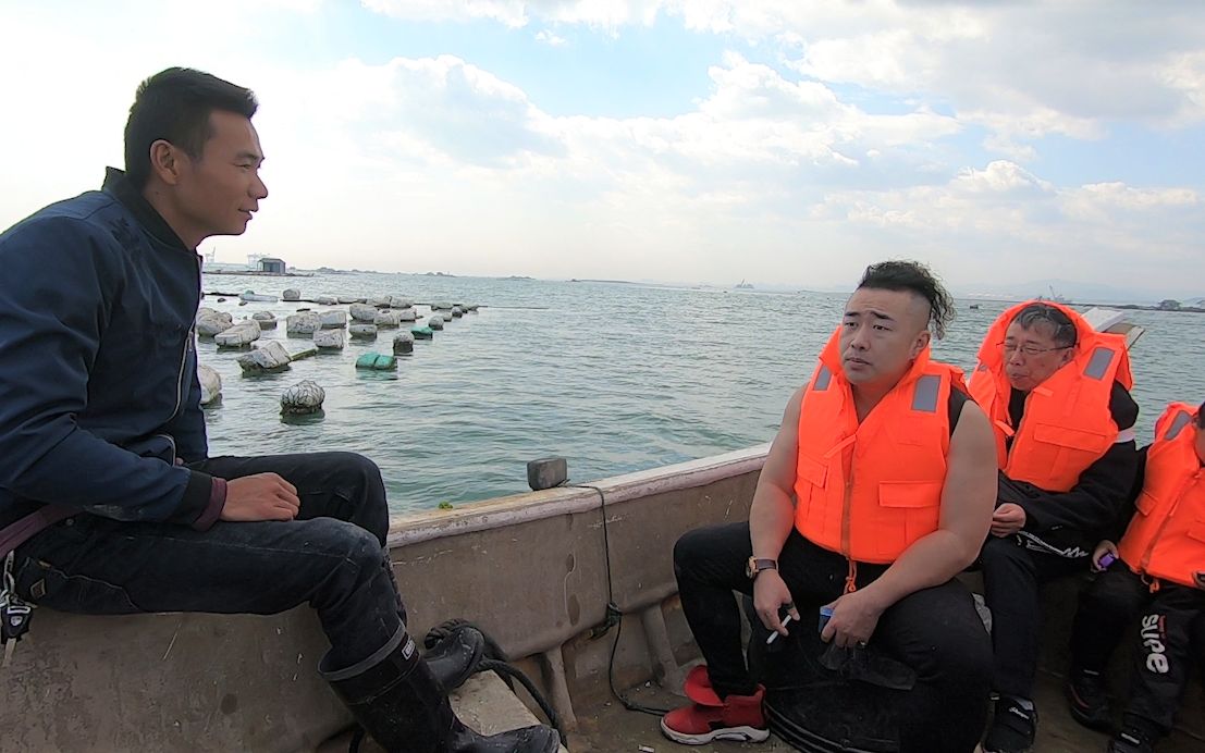 阿烽带赶海收获一桶海货拿给镇上大厨做一顿豪华海鲜大餐