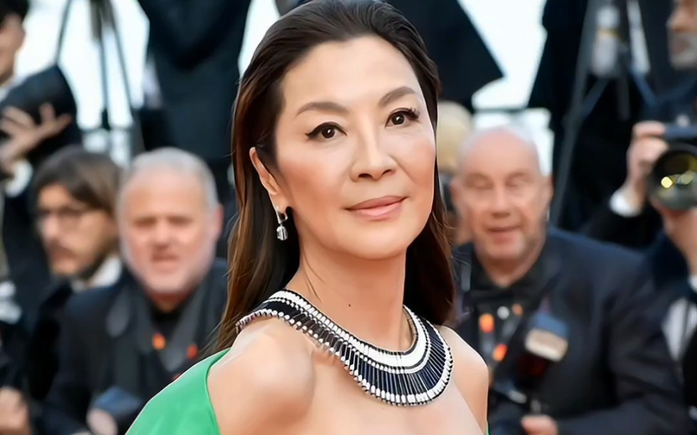 杨紫琼 亮相戛纳红毯,这气质简直是王者风范,不愧是奥斯卡影后!