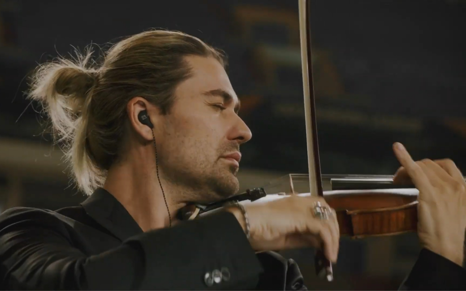 [图]大卫•葛瑞特 & 小提琴-欧盟/沉默交响曲 Official UEFA Europa League Anthem performed-David Garrett