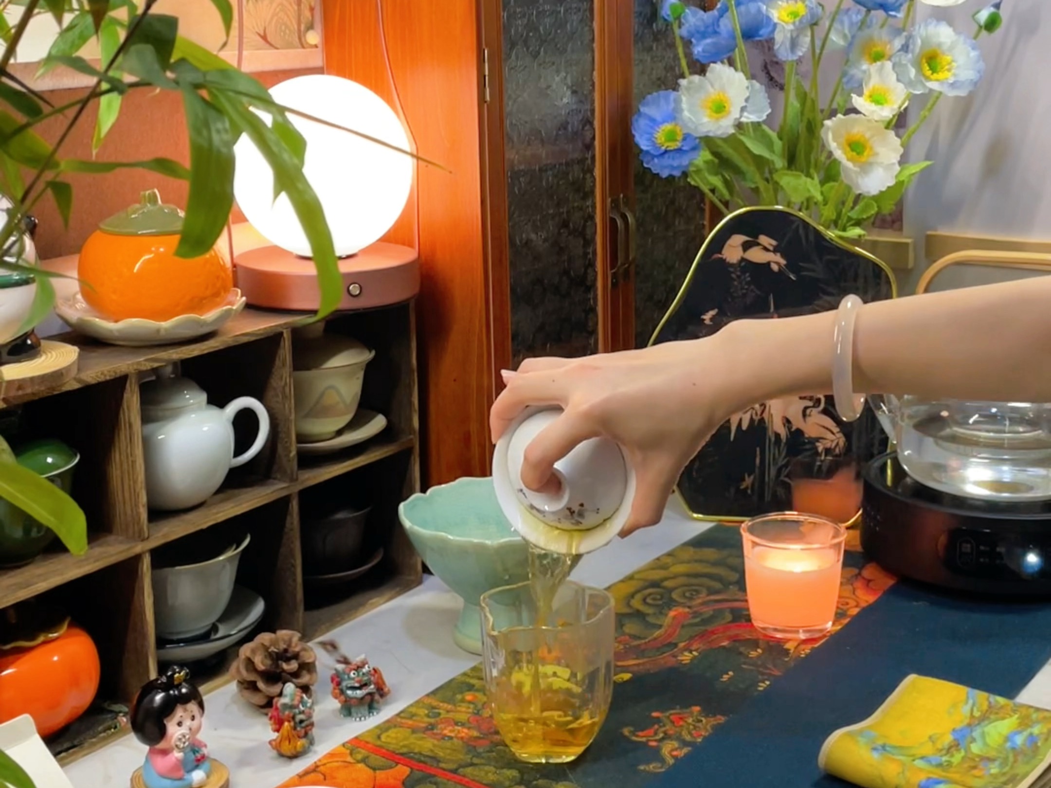 品茶也如同品自己,当你端起茶轻茗入口,芳香馥郁