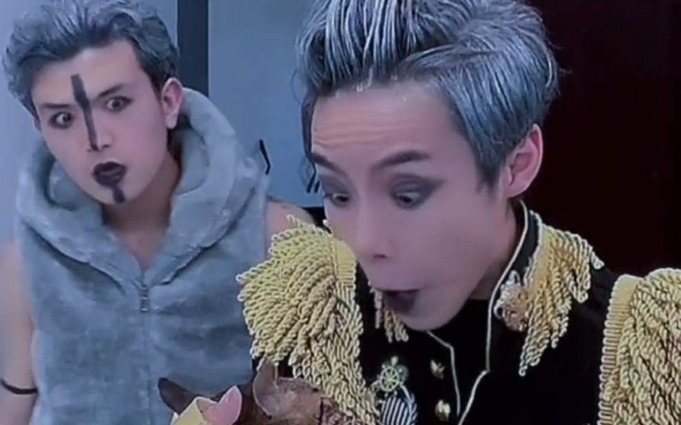 小九叔变装混徒简直一模一样了