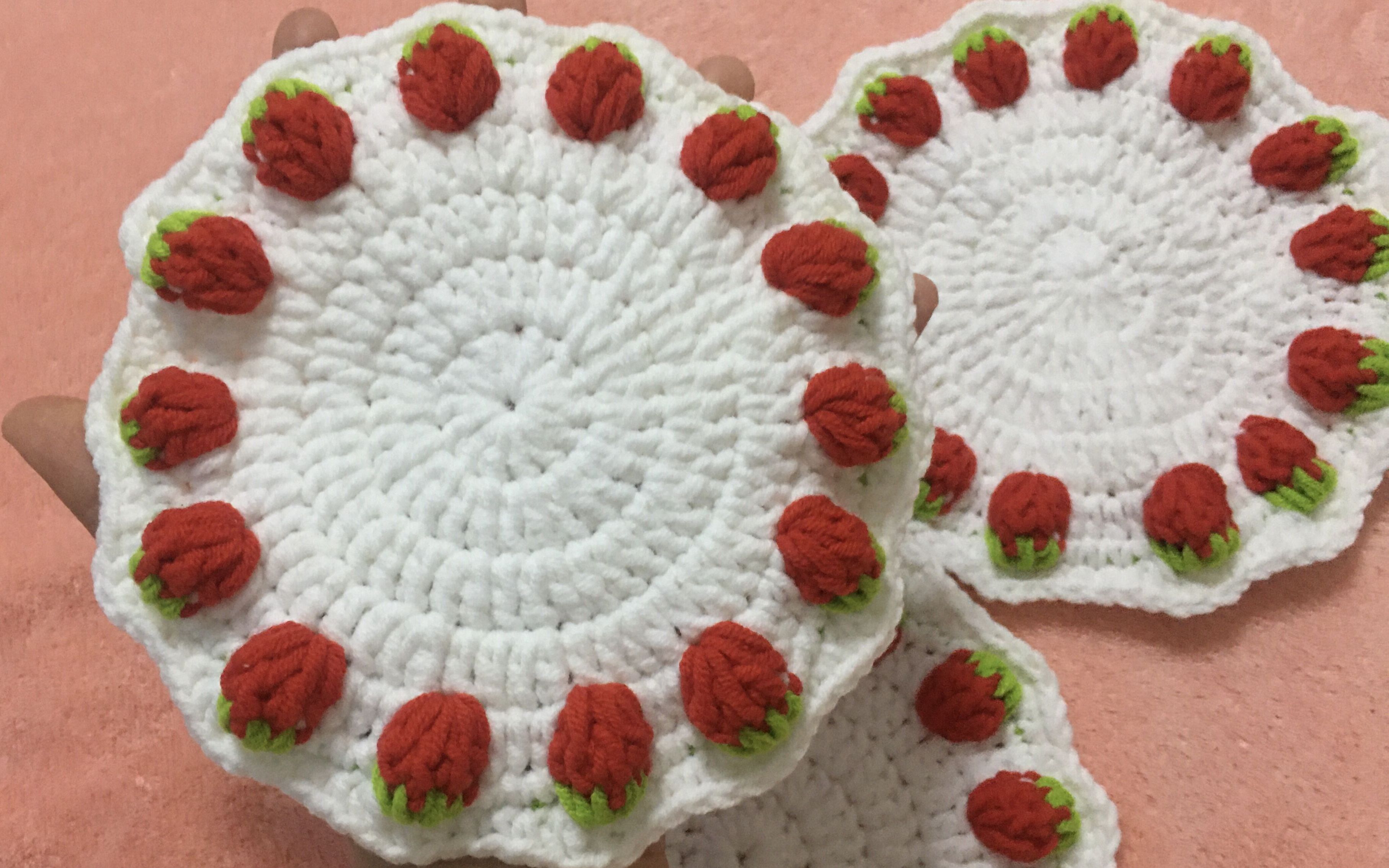 三点水之家手作 奶油草莓杯垫视频教程 新手也可以轻松学会 好可爱呀