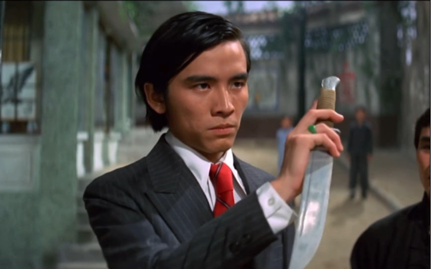 请把西装焊死在身上