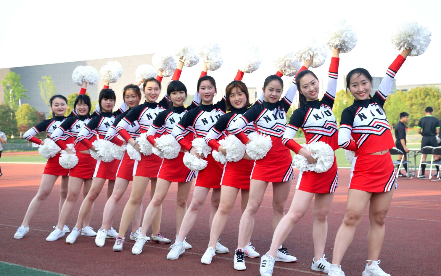南京大学啦啦队某次中超中场表演