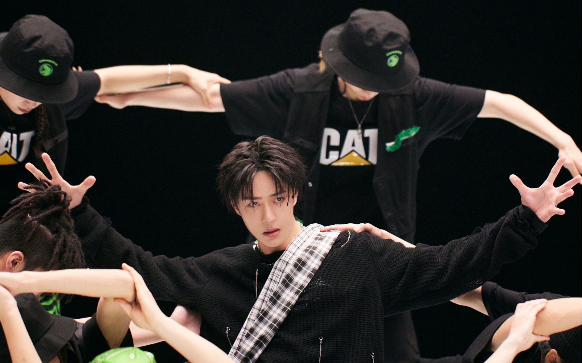 王一博[街舞4]开场舞 vs wiikfamily排练室版本_哔哩哔哩_bilibili