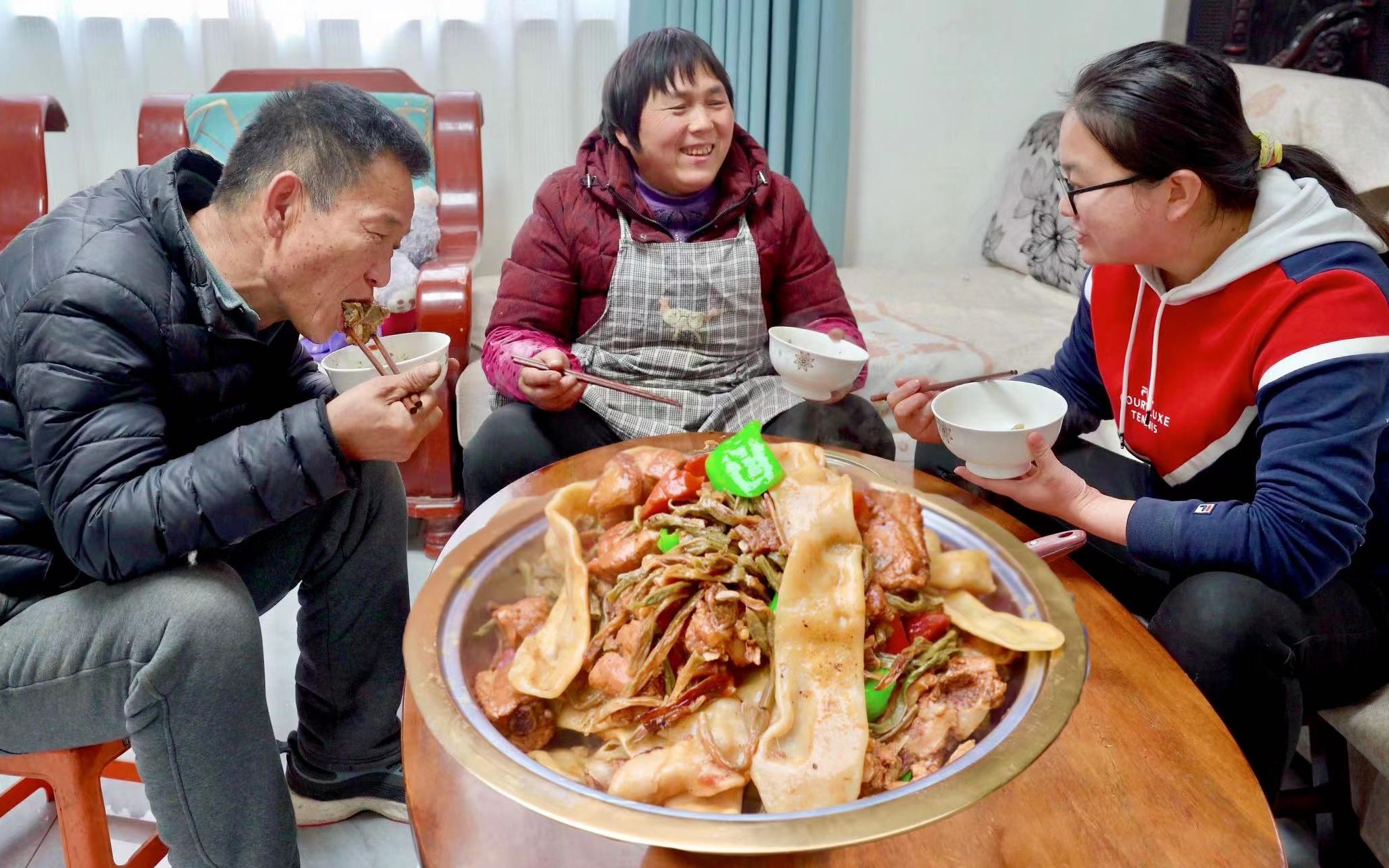 做一锅干豆角烧排骨,贴一些软面饼,饼香肉嫩豆角美!哔哩哔哩bilibili