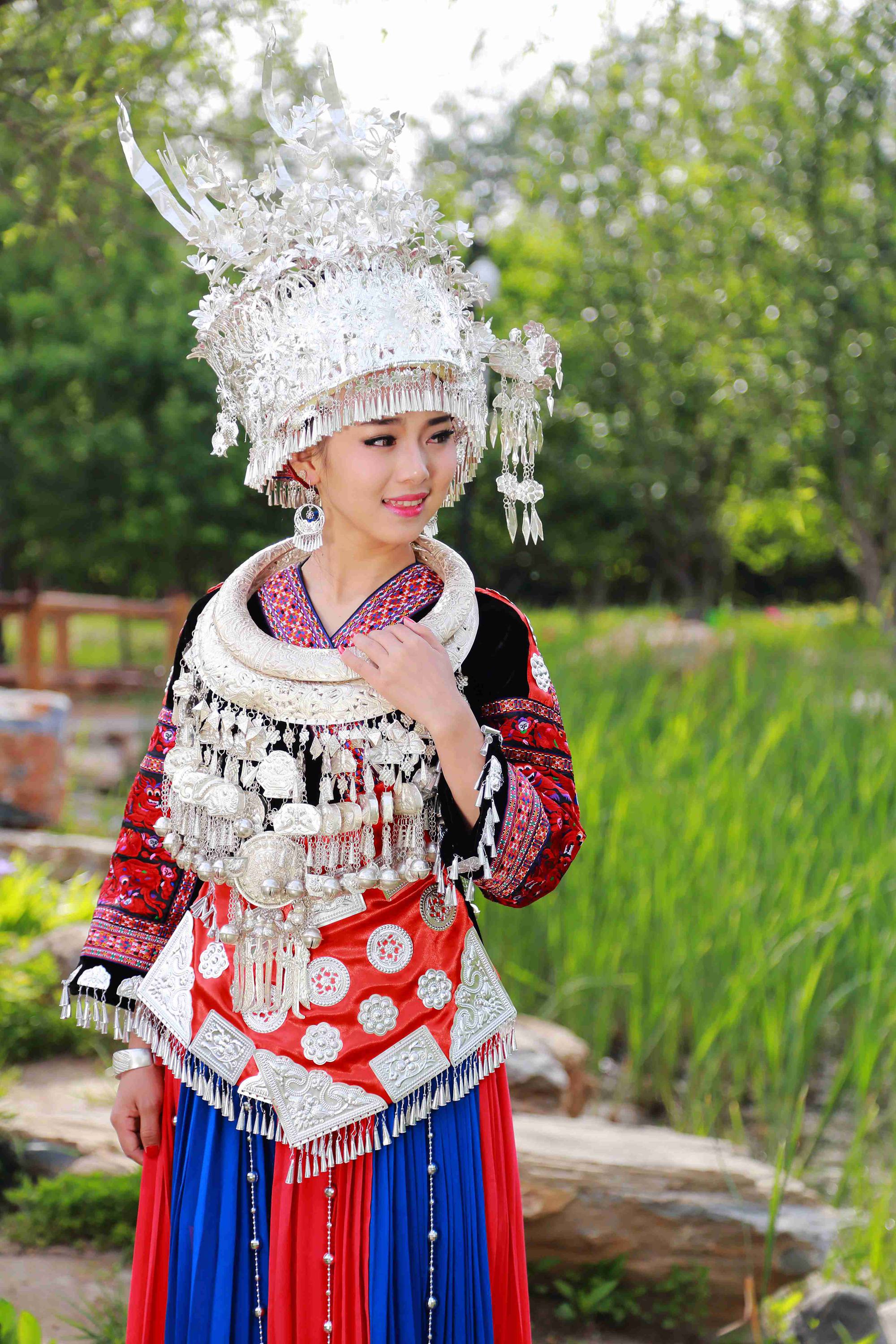 苗族姑娘载歌载舞,穿着盛装在等你来邂逅哦