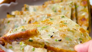 葱油饼的家常做法 不用发面做法简单 开水一烫 一卷一拉 外酥里软全家人都爱吃 哔哩哔哩 つロ干杯 Bilibili